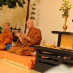Ácsán Dzsajaszáró (Ajahn Jayasaro) théraváda szerzetes A Tan Kapuja Buddhista Főiskola szertartástermében válaszolt a hallgatóság kérdéseire.