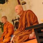 Ácsán Dzsajaszáró (Ajahn Jayasaro) théraváda szerzetes A Tan Kapuja Buddhista Főiskola szertartástermében válaszolt a hallgatóság kérdéseire.