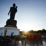 A harmadik napon az ENSZ bangkoki épületében folytatódott az ünnepség, ahol az elmúlt napok összegzéseként kiadták a bangkoki deklarációt, lásd: http://bit.ly/1D8E5Ip  Majd végül a Buddhamonthon parkban gyújtottak a résztvevők gyertyát Maha Chakri Sirindhorn thai hercegnő 60. születésnapjának tiszteletére