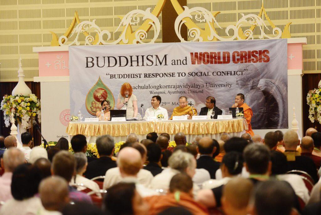 A második napon előadásokat hallgathattunk Buddhizmus és világválság címmel. Külön panelekben volt szó az oktatásról, a környezet megóvásáról, és a társadalmi válságokról.