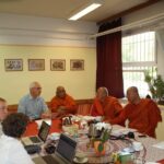 Együttműködési szándéknyilatkozatot írt alá a tiszteletreméltó Sitagu Sayadaw a burmai Sitagu International Buddhist Academy (Sitagu Nemzetközi Buddhista Akadémia: http://on.fb.me/1MozeYA) részéről és Jelen János, a Főiskola rektora.