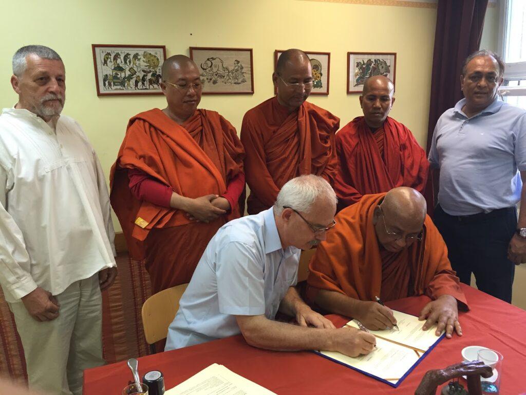 Együttműködési szándéknyilatkozatot írt alá a tiszteletreméltó Sitagu Sayadaw a burmai Sitagu International Buddhist Academy (Sitagu Nemzetközi Buddhista Akadémia: http://on.fb.me/1MozeYA) részéről és Jelen János, a Főiskola rektora.