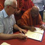 Együttműködési szándéknyilatkozatot írt alá a tiszteletreméltó Sitagu Sayadaw a burmai Sitagu International Buddhist Academy (Sitagu Nemzetközi Buddhista Akadémia: http://on.fb.me/1MozeYA) részéről és Jelen János, a Főiskola rektora.