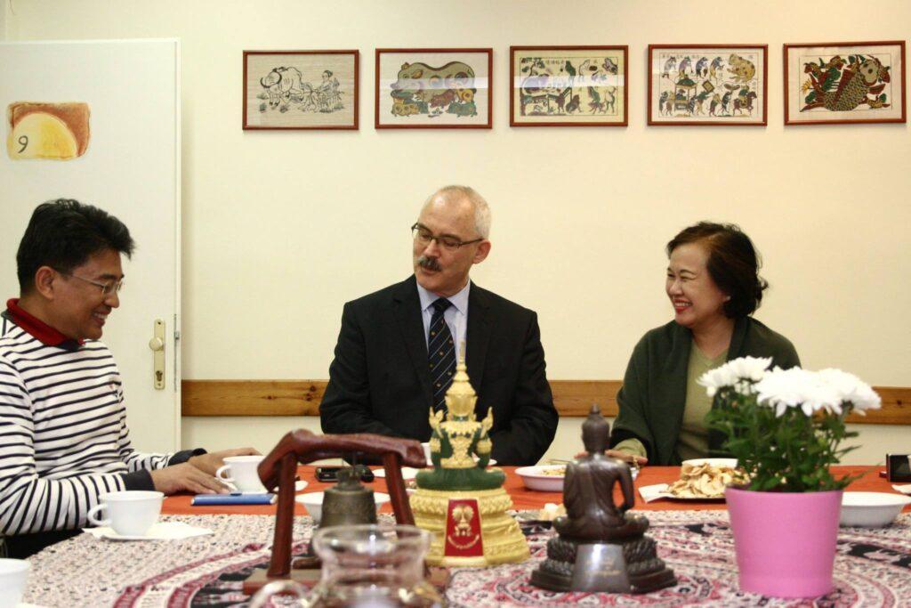 Látogatást tett nálunk Thaiföld magyarországi nagykövete, melynek során részt vett egy szertartáson, majd ezt követően a Főiskola történetéről hallhatott előadást.
